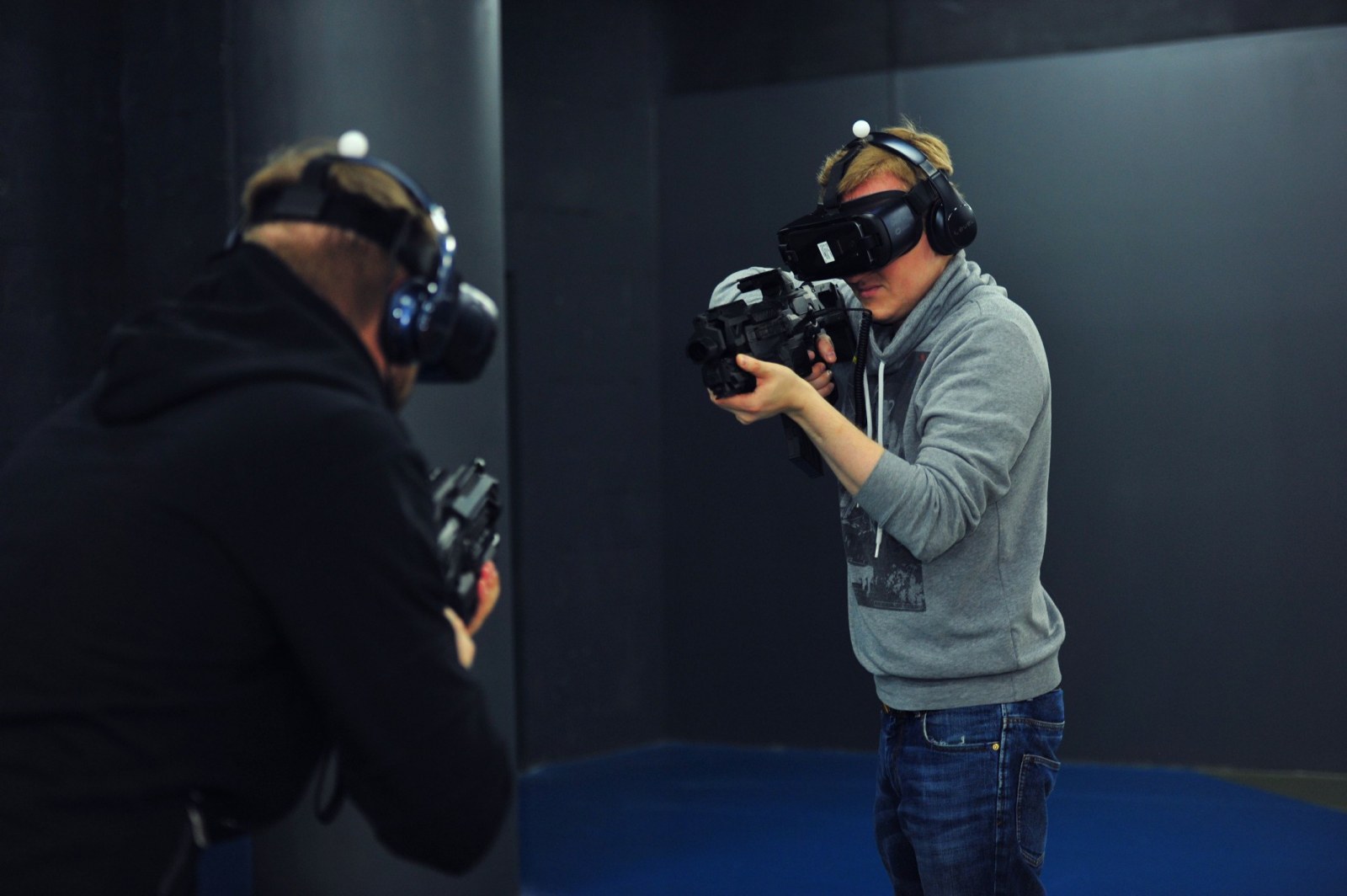 Vr комната metaforce. Cave комната виртуальной реальности. VR помещение. Виртуальная реальность шутер. Зал виртуальной реальности.
